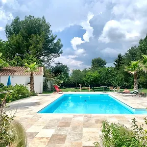 https://aix-marseille-superbe-t2-avec-jardin-piscine-et-parking.fr-provencehotel.com
